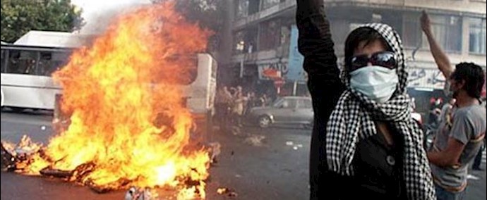 خوف نظام الملالي من تکرار انتفاضة الشعب الإيراني في عام 2009