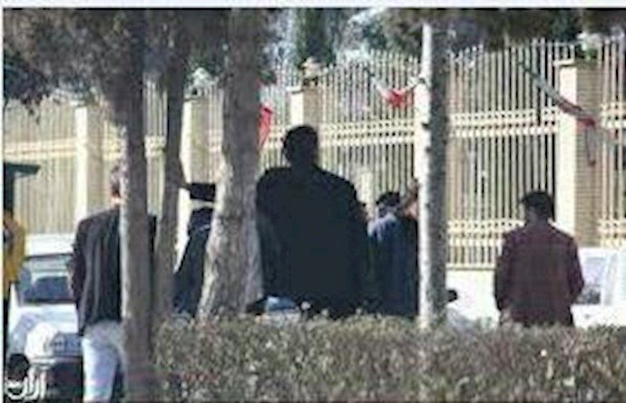 إيران.. تجمعات احتجاجية للعمال والمزارعين والموظفين الحکوميين في مدن سنندج وکرمانشاه وإسلام آباد