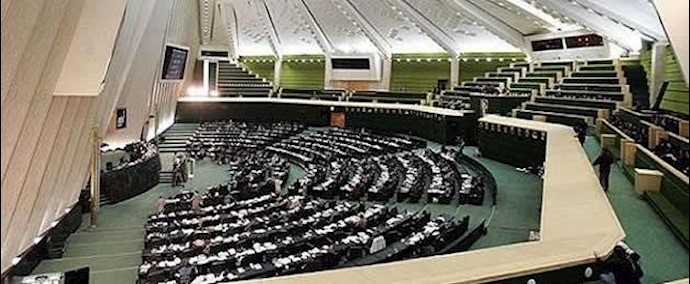 زمرة الخامنئي: هناک البعض رؤوسهم في معلف الغرب
