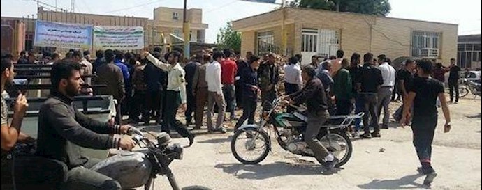 إيران.. اجتماع واعتراض المرضی وکوادر المستشفی في مدينة کنغان