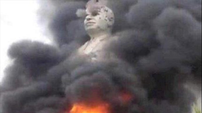 تحطيم تمثال حافظ الأسد في السويداء السورية