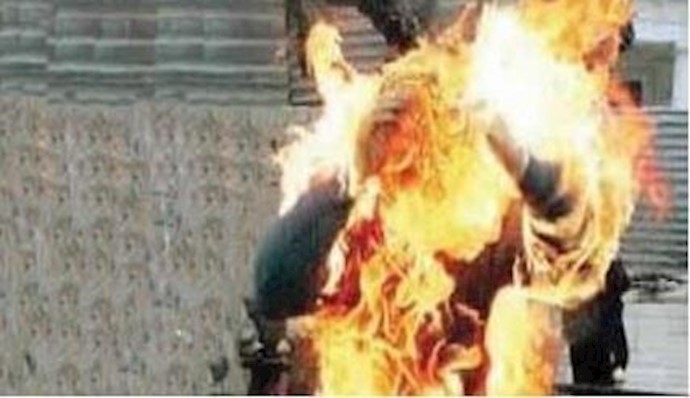 إيران.. عامل ضائق ذرعا يحرق نفسه أمام بلدية مدينة کرمان