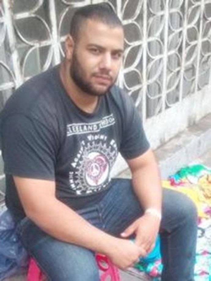 شاهين جعفري، بطل آسيا في رمي الکرة الحديدية يعمل کصاحب بسطية