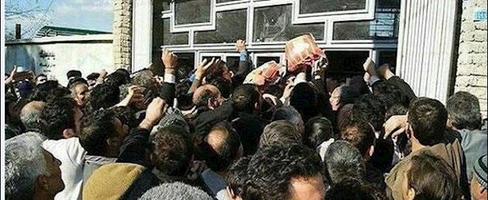 طهران: هجوم المواطنين علی فروع ممثلية شرکة «ايران خودرو»في شوارع «17 شهريور» و «مرز داران» و «دماوند»
