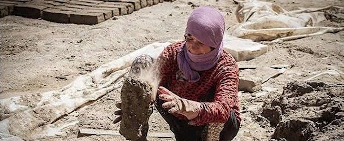 إيران.. فرض أعمال تخص الرجال علی النساء