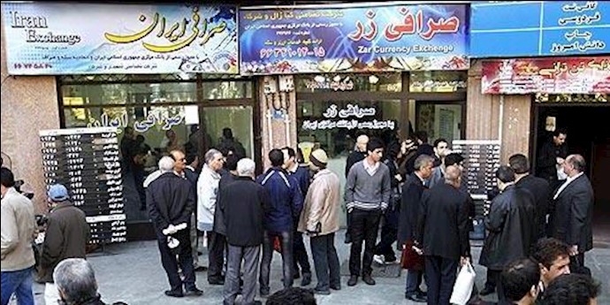 مقاومة أصحاب محلات الصرافة في طهران أمام إغلاق محالهم بالشمع الأحمر واستقدام قوی الأمن الداخلي لطهران