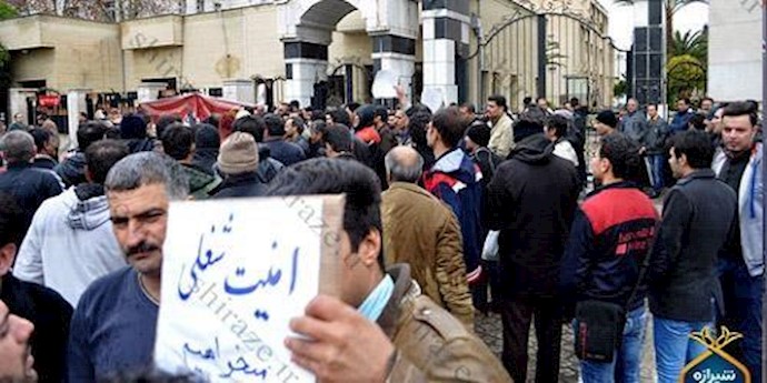 إيران.. تجمع احتجاجي لعمال معمل ”حافظ” لإنتاج الکاشي في مدينة شيراز + صور