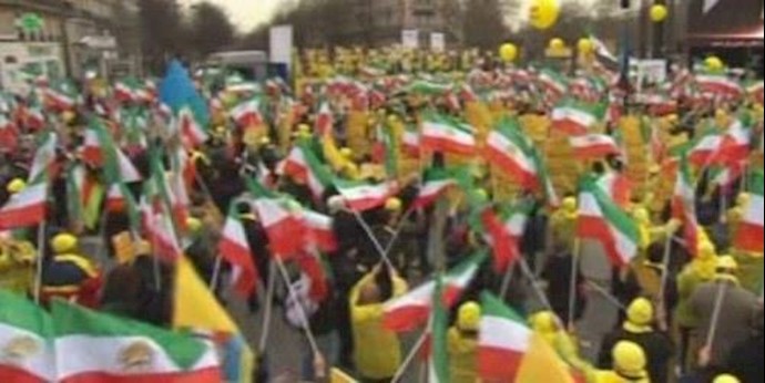 شبکة إرم الإخبارية : إيرانيون يتظاهرون في باريس ضد زيارة “روحاني”