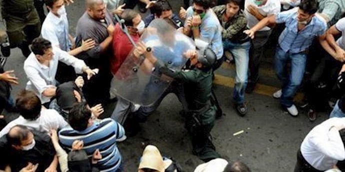 طهران .. تأديب عناصر من الأمن الداخلي علی أيدي مواطنين متزامنا مع حضور خامنئي في مقبرة :بهشت زهراء”