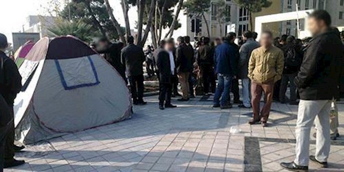 طهران.. عمال فنيون للکهرباء ينصبون خياما احتجاجية أمام برلمان النظام