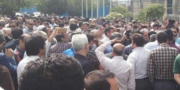 طهران .. تجمعين إحتجاجيين لمغبونين في شرکتي ”کهرباء طهران” و”مديران خودرو”