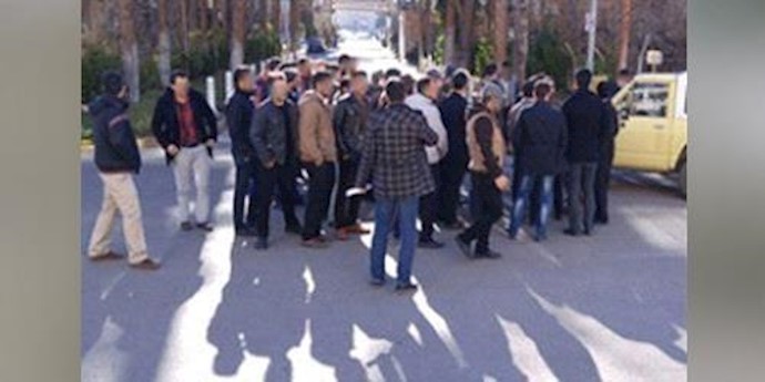 إيران .. حشد إحتجاجي لعمال محطات الضغط العالي للکهرباء في سمنان
