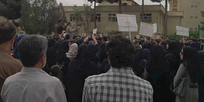 إيران.. تجمع عدد من کوادر العقود لمختبر الماء لدائرة ”آبفا” في کرمانشاه