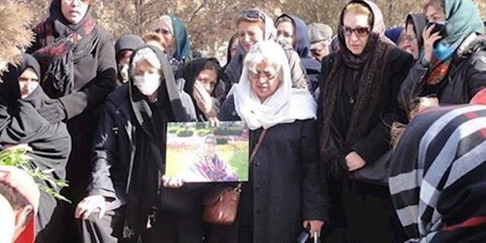 وضع أکاليل الزهور علی قبر الأم ”بهکيش” في مقبرة ”بهشت زهرا” في طهران
