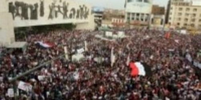 متظاهرو ساحة التحرير وسط بغداد يطالبون العبادي بتحقيق الاصلاحات ومحاسبة المفسدين