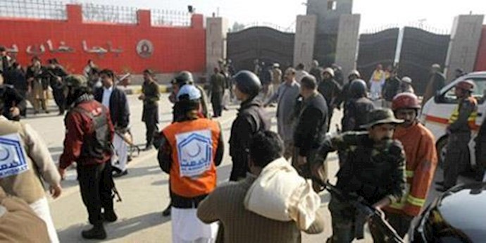 مقتل 21 شخصا واعدام عدد من الطلاب في هجوم علی جامعة في باکستان