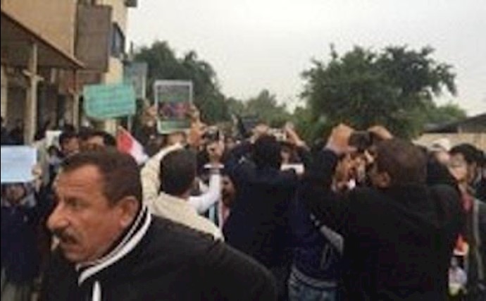 متظاهرو ذي قار: ليکن العام 2016 عام القضاء علی الفساد وتحقيق الاصلاحات