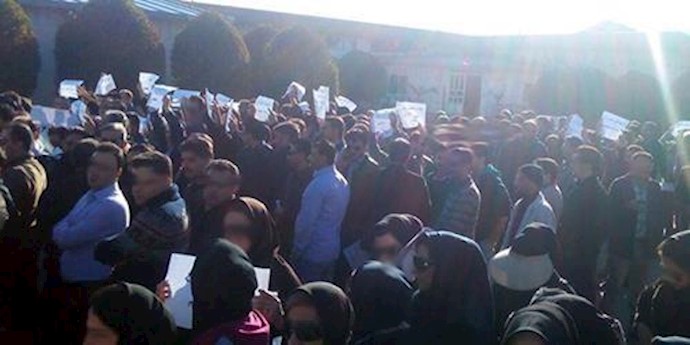 إيران.. تجمع احتجاجي لمئات من العمال الوقتيين في الميناء المسمی بـ خميني