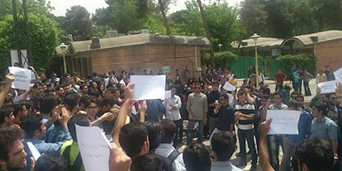 مشهد – تحشد إحتجاجي لطلاب جامعيين في کلية «معماري» للجامعة الحرة