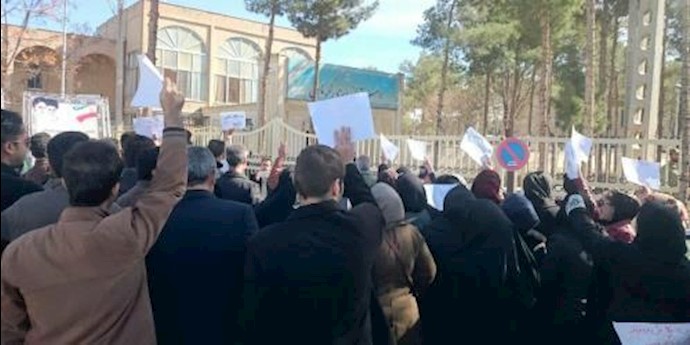 تجمع احتجاجي للمغبونين المنهوبة أموالهم في مدن مشهد وتبريز وکرمانشاه واصفهان