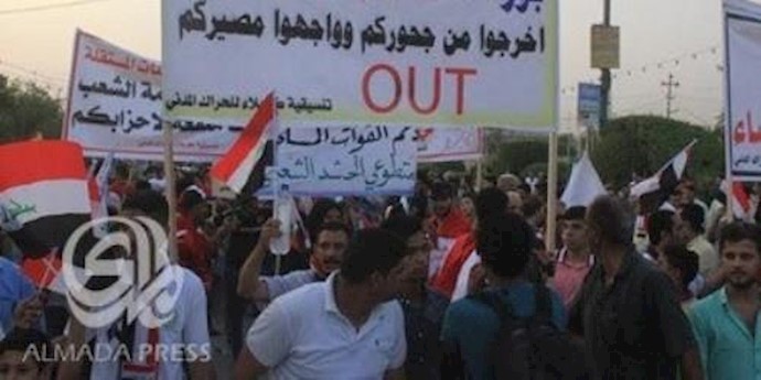 متظاهرو کربلاء يطالبون العبادي بفتح ملفات الفساد في الوزارات وکشف المتورطين فيها
