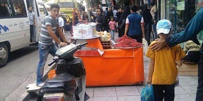 کرج – هروب عناصر ما يعرف بـ ”التعزيرات الحکومية” جراء تأديبهم علی أيدي الشباب