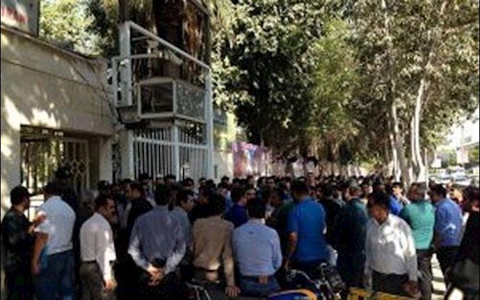 ايران ..تجمع لأصحاب العطاريات لمدينة بوشهرمقابل مبنی المحافظة!