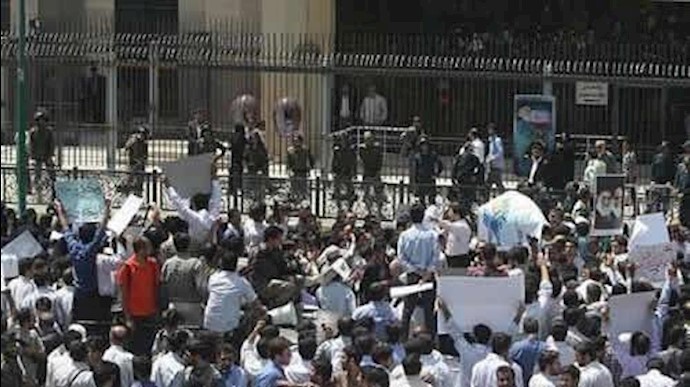 تجمع احتجاجي لممرضين وموظفي شرکة الإتصالات مقابل برلمان النظام