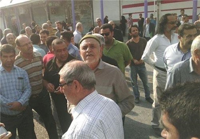ايران ..تجمع لتجار السوق في مدينة کجساران
