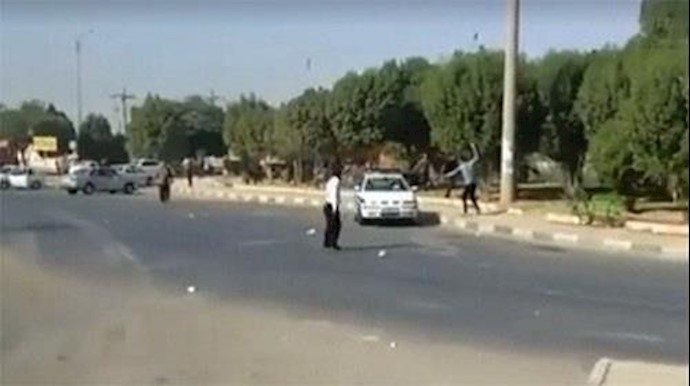 إيران..هجوم شاب علی عنصر من الأمن الداخلي