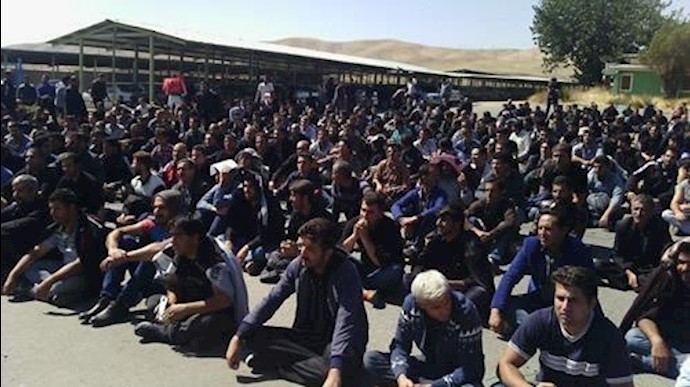 إيران .. تجمعان احتجاجيان في مدينتي ازنا ومشهد
