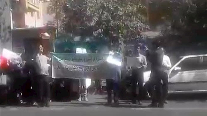 ايران.. تجمع احتجاجي لجمع من المرضی مقابل هيئة الغذاء والدواء
