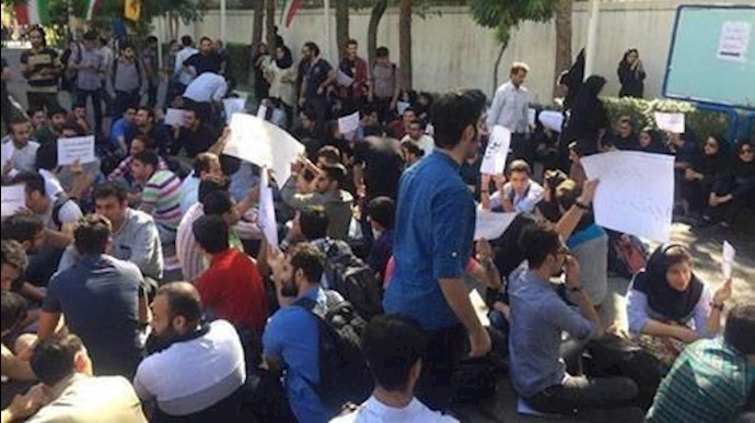 ايران ..تجمع اعتراضي لطلاب جامعة «طهران»
