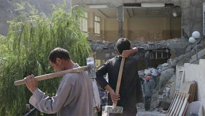 ايران.. قرار لتدمير الکافي شوب في مدينة جرجان بذريعة عدم امتلاک الجواز