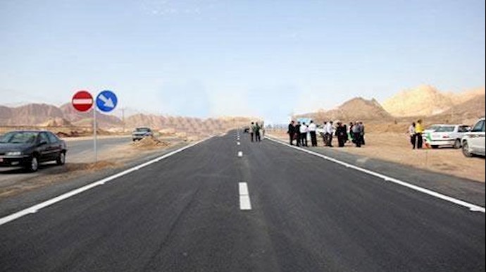 ايران.. غلق طريق بوشهر الی هنديجان من قبل أصحاب المحلات في هنديجان