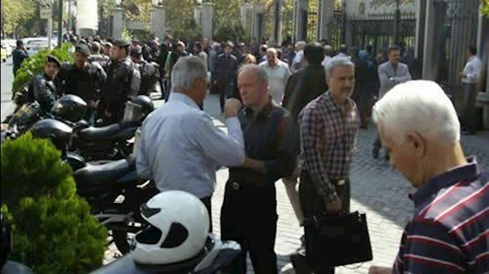 ايران..تجمع احتجاجي للمغبونين المنهوبة أموالهم من قبل مؤسسة ثامن الحجج أمام برلمان النظام