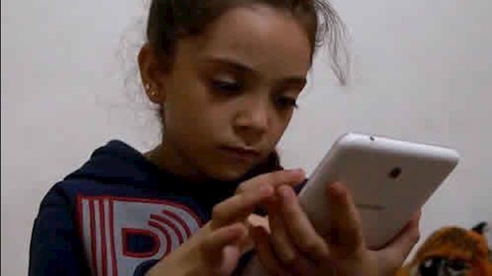 طفلة سورية تنقل معاناتها من خلال تغريداتها علی تويتر