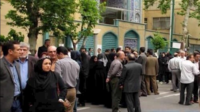إيران.. تجمع احتجاجي لموظفي الإتصالات مقابل برلمان النظام