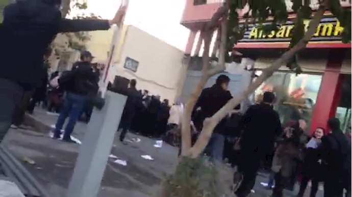 طهران .. اشتباکات أمام برلمان النظام(فيديو+صور)