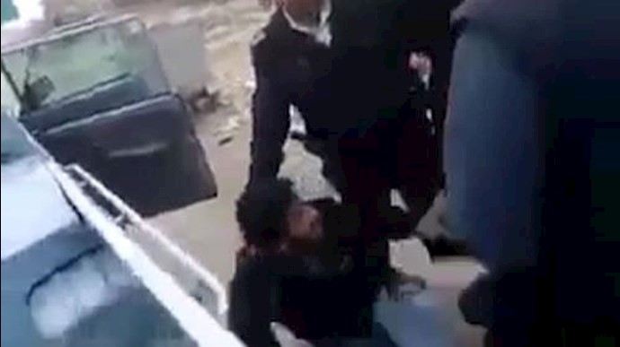 إيران.. إعتداء بالضرب المبرح علی شاب بائع متجول في مدينة اروميه+فيديو