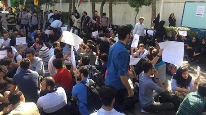تجمع احتجاجي طلابي في جامعة طهران