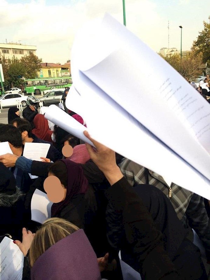 إيران..تجمع مقابل برلمان النظام احتجاجا علی تواصل احتجاز السجين السياسي«محمد علي طاهري»