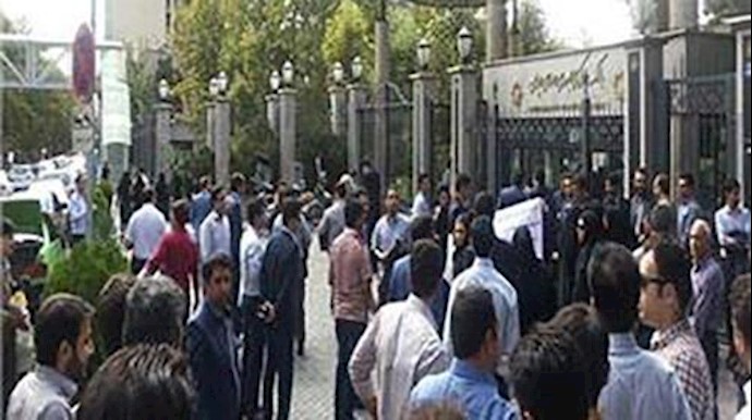 إيران ..تجمع احتجاجي لأصحاب الأسهم مؤسسة «بديدة» مقابل مبنی المحافظة في مدينة مشهد