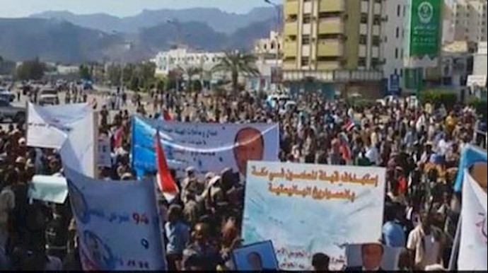 اليمن ..المتظاهرون رفعوا لافتات تندد بالتدخل الإيراني في اليمن وترفض شرعنة انقلاب ميليشيات الحوثي