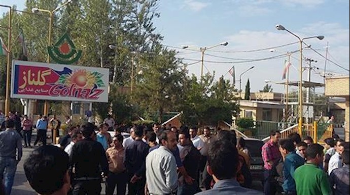 ايران.. اغلاق الطريق العام من قبل عمال محتجين في مدينة کرمان مقابل معمل زيت غولناز النباتي