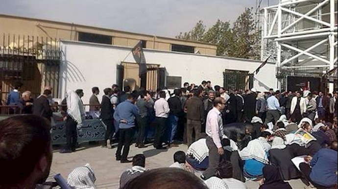 تجمع احتجاجي لمنتسبي شرکة الاتصالات امام برلمان النظام لليوم الثاني علی التوالي