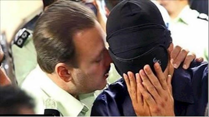 في جريمة مروعة جلادو نظام الملالي يعمون عيني سجين