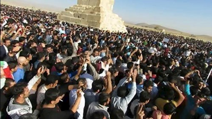 ايران.. دوي شعار الموت للديکتاتور في باسارغاد