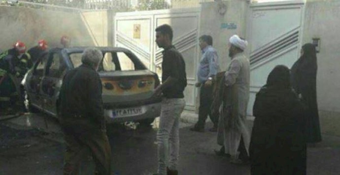 ايران.. شباب ورامين يضرمون النار في عجلة مملوکة لأحد الملالي + صور