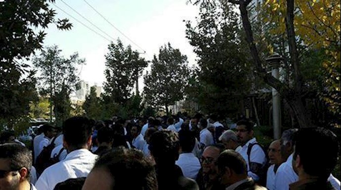 ايران.. تجمع احتجاجي لممثلي العاملين في المختبرات السريرية في طهران